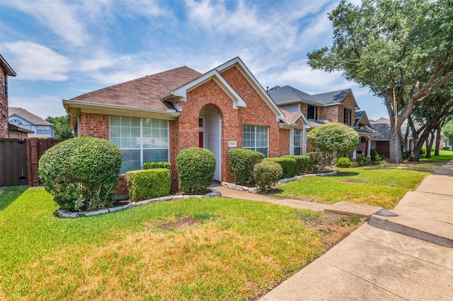 view of front of property featuring a front yard