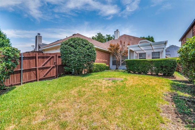 view of front of house featuring a front lawn