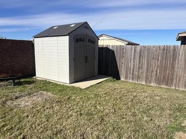 view of outdoor structure with a yard