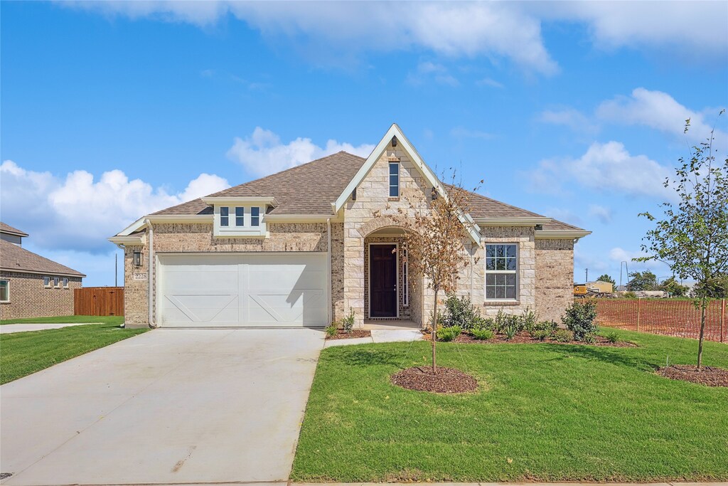 view of front of property featuring a front lawn