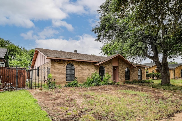 single story home with a front lawn