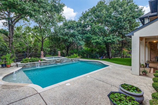 view of pool with an in ground hot tub, a patio, and pool water feature