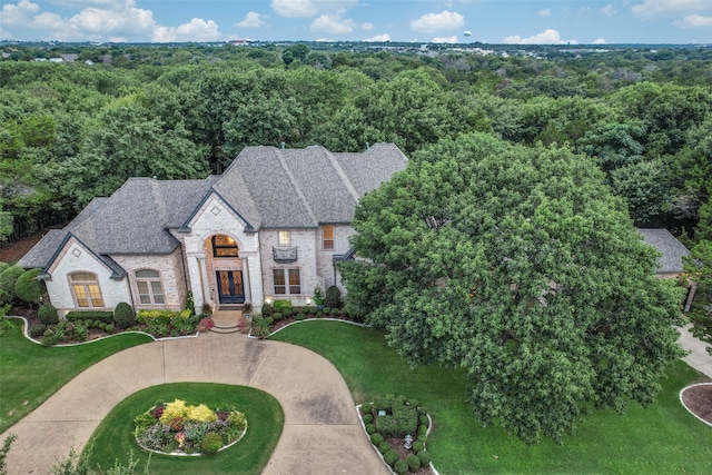 view of front of property featuring a front lawn