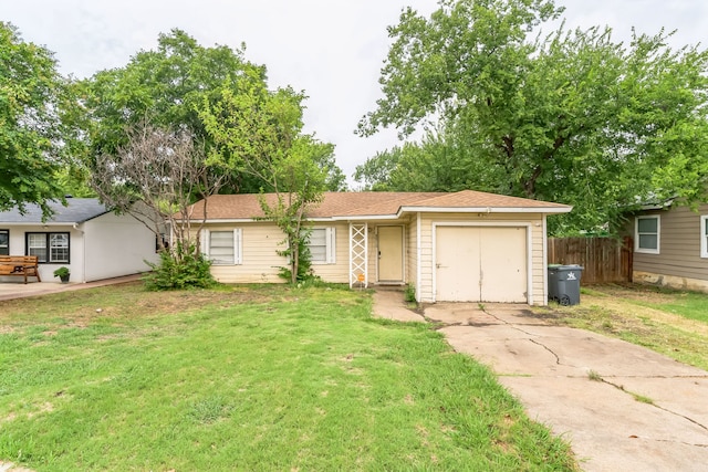 ranch-style home featuring a front lawn