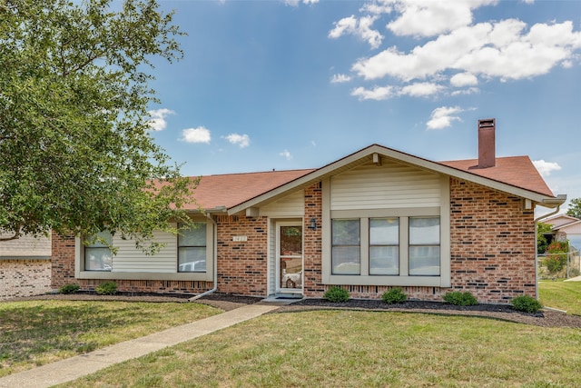 ranch-style house featuring a front yard