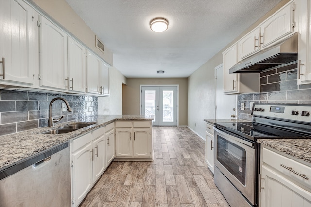 kitchen featuring tasteful backsplash, sink, appliances with stainless steel finishes, and light wood-type flooring