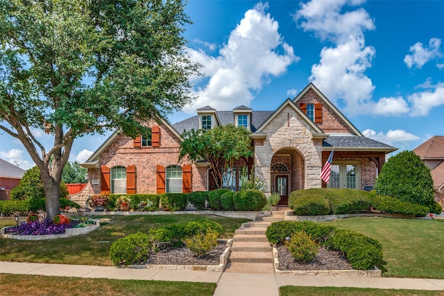 craftsman inspired home featuring a front lawn