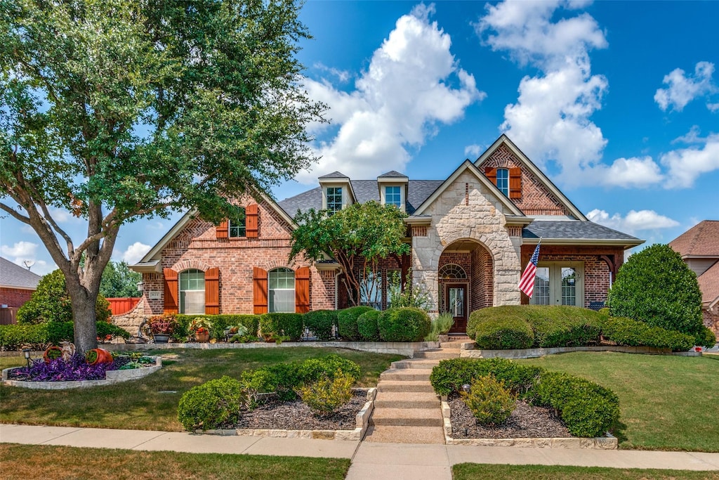 view of front of property featuring a front lawn