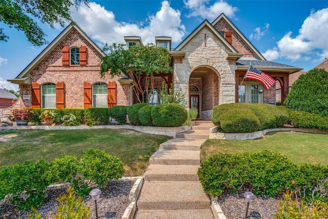 view of front of home featuring a front yard