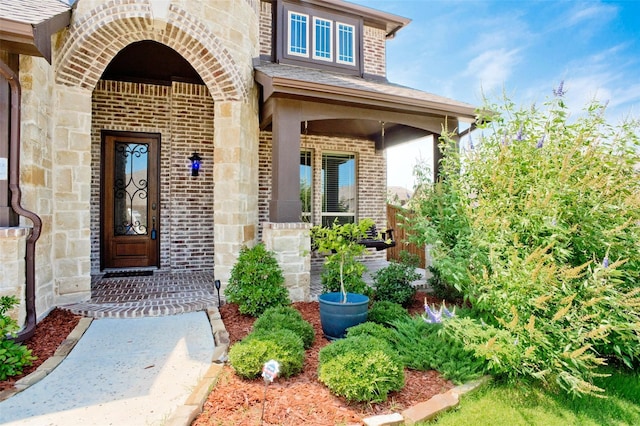 entrance to property featuring covered porch