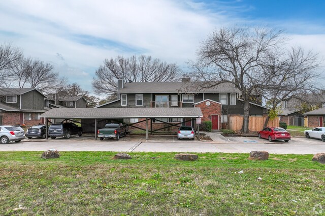 view of front of property featuring a front yard