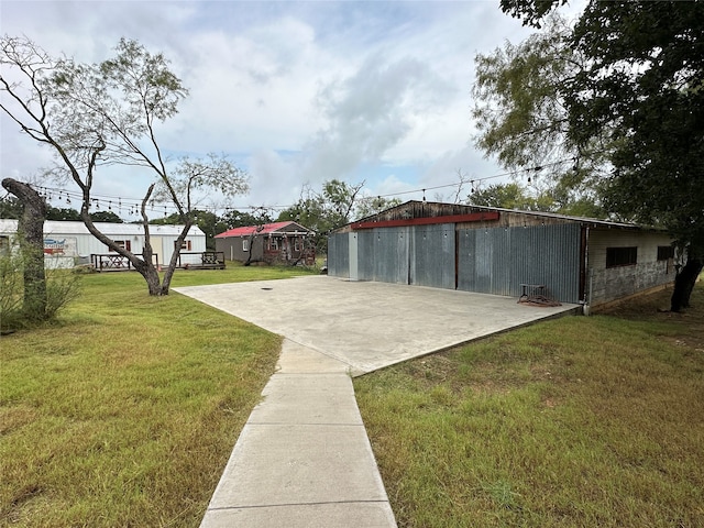 view of yard with an outbuilding