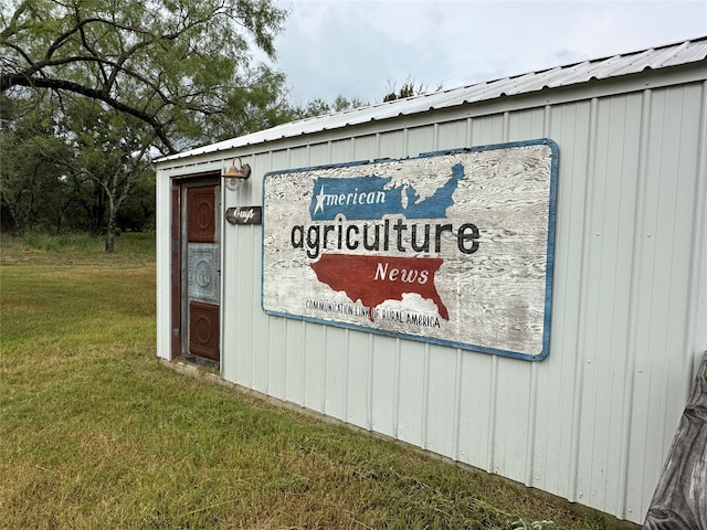 community / neighborhood sign with a yard