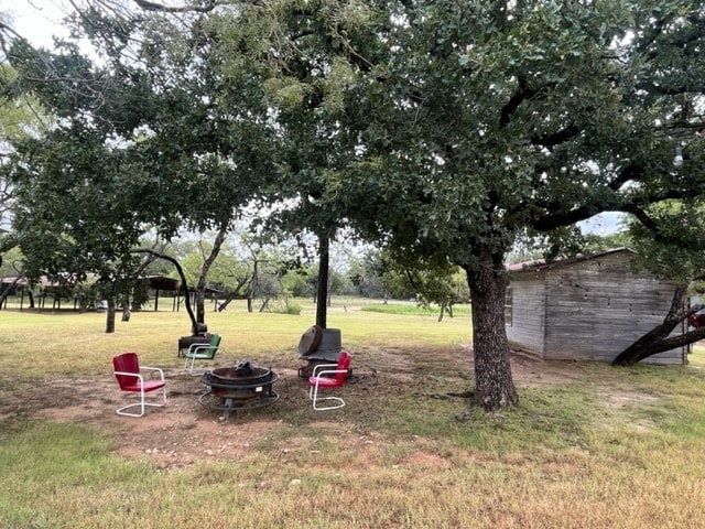 view of yard featuring an outdoor fire pit