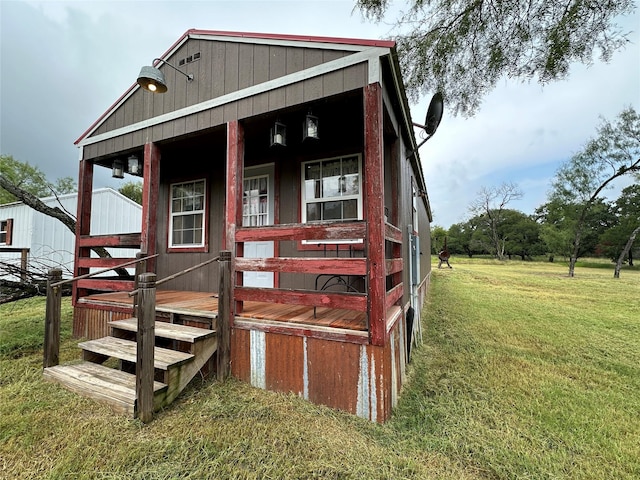 view of front of property featuring a porch and a front yard