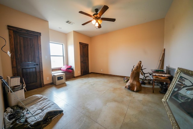 living area featuring ceiling fan