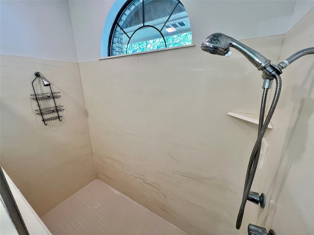 bathroom featuring tiled shower