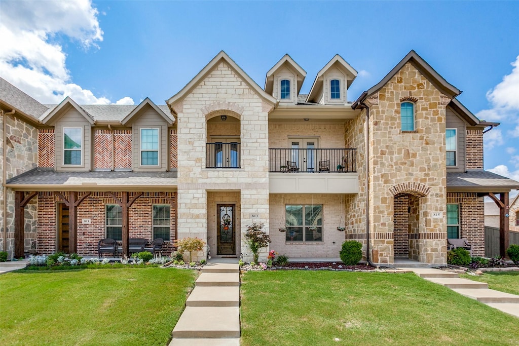 view of front of home with a front yard