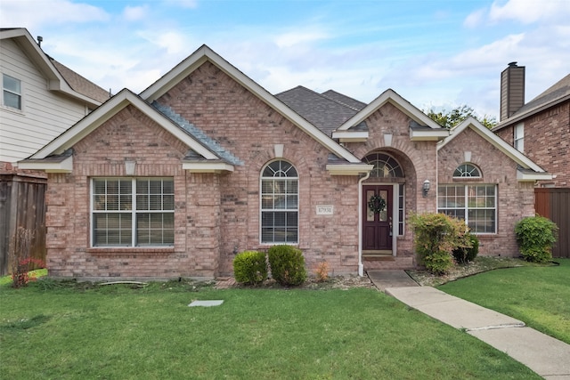 view of front of home featuring a front lawn