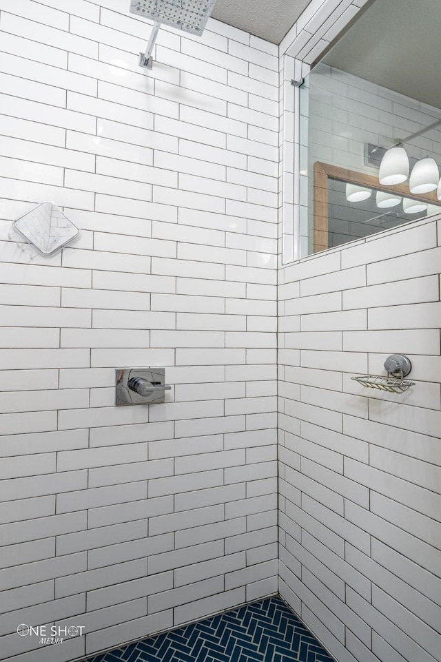 bathroom featuring tiled shower