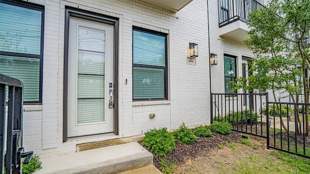 property entrance featuring a balcony