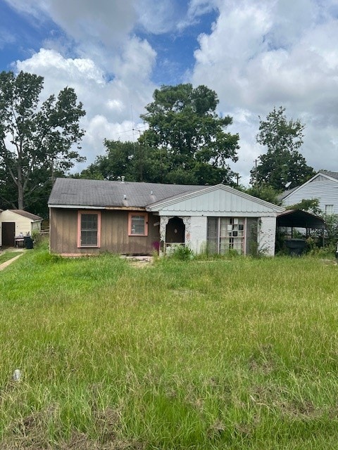 view of front of house with a carport