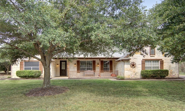 view of front facade featuring covered porch and a front lawn