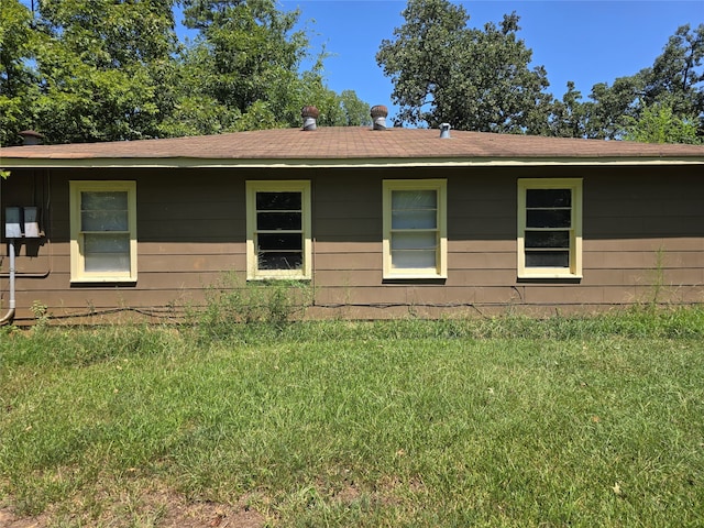 view of front of property with a front yard