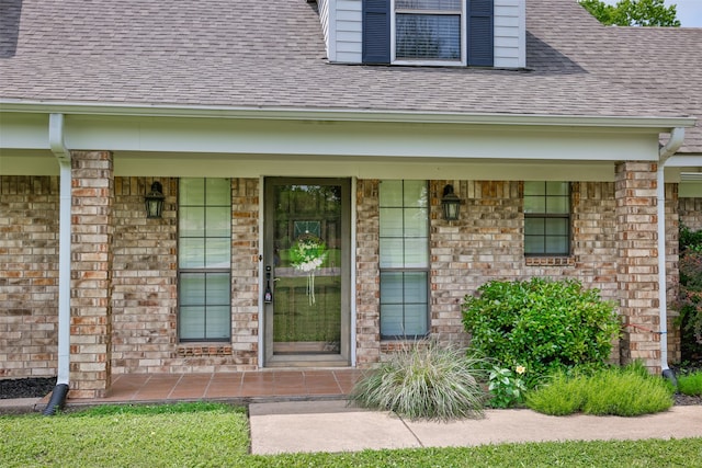 property entrance featuring a porch