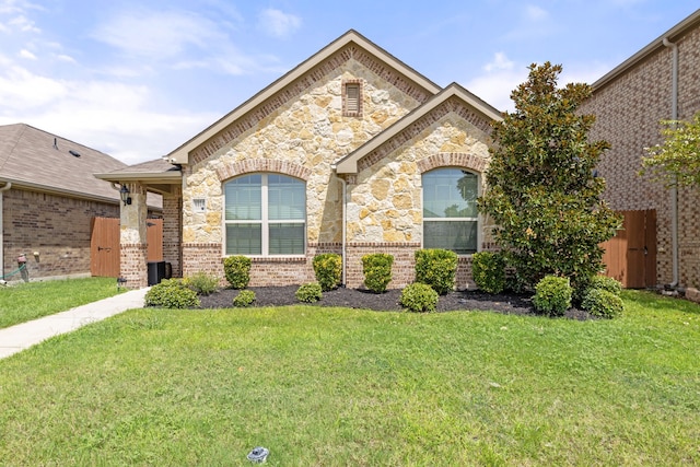 view of front facade with a front yard