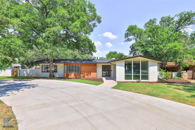 ranch-style house with a front yard