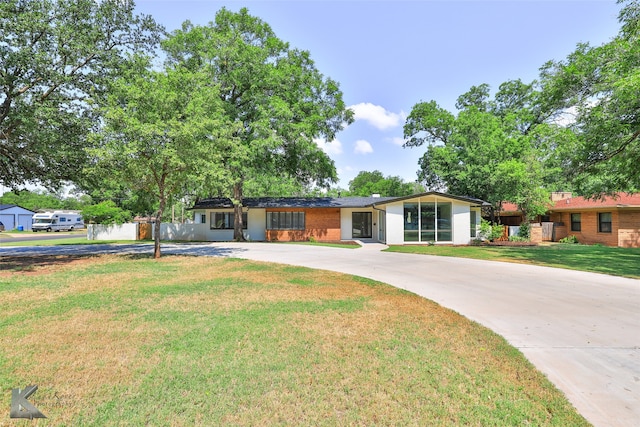 single story home with a front lawn