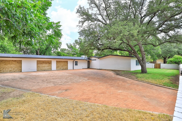 view of front of house featuring a front lawn