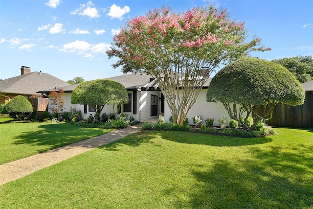 view of front facade with a front yard