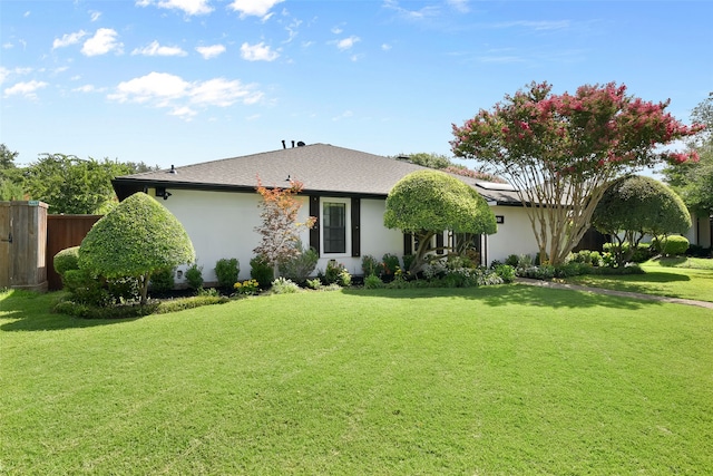 single story home with a front lawn