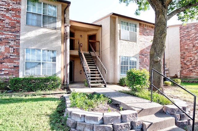 view of front of property featuring a front yard