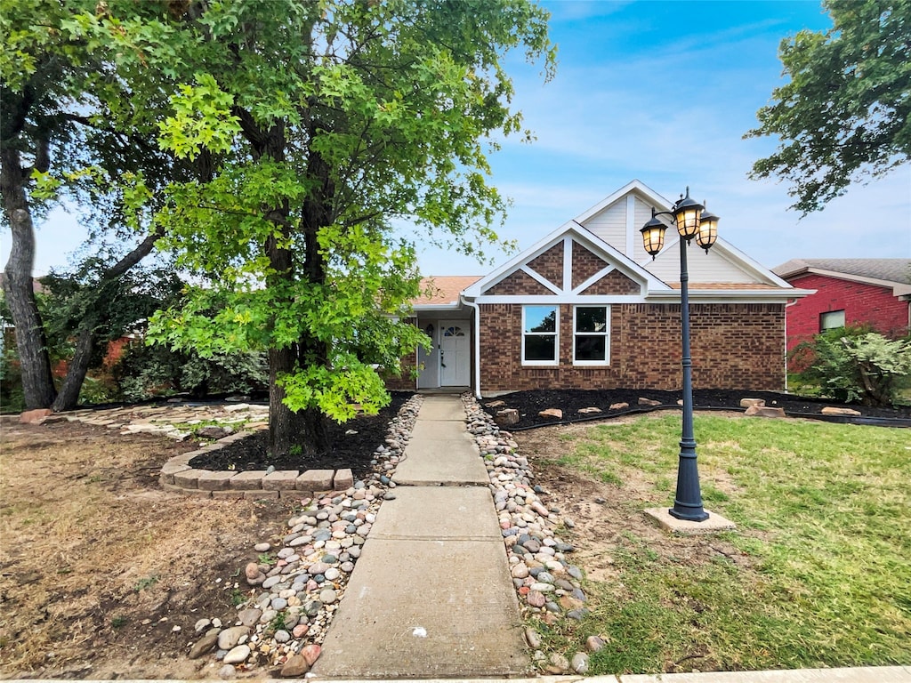 view of front of property featuring a front lawn