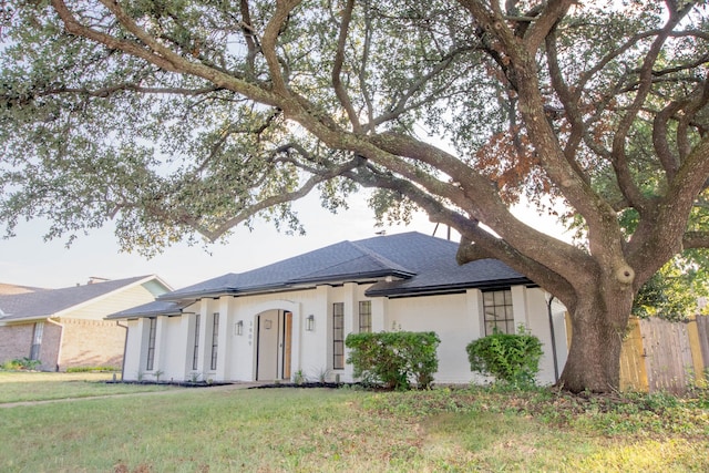 single story home featuring a front lawn