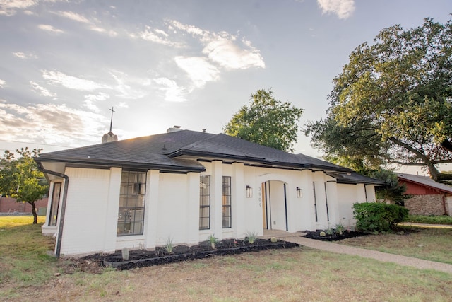 view of front of home featuring a front lawn