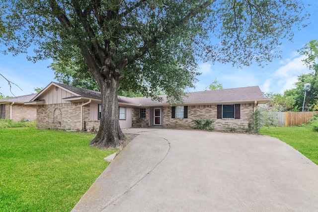 single story home with a front lawn