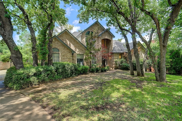 view of front facade with a front lawn