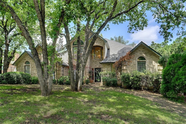 view of front of property with a front yard