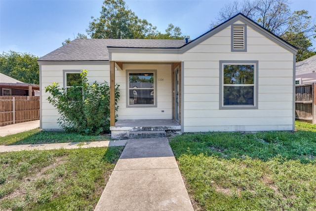 bungalow featuring a front lawn