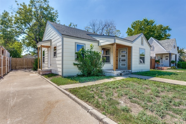 single story home with a front lawn