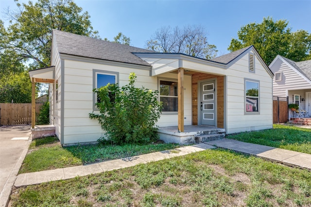 view of front of home featuring a front lawn