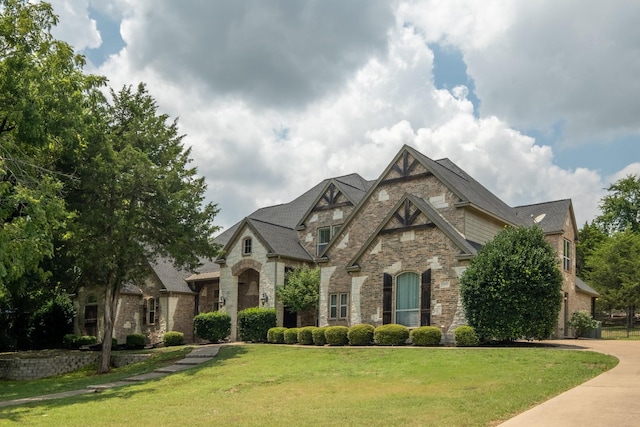 view of front facade with a front yard