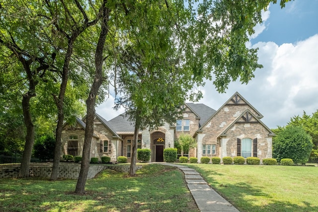 view of front of house featuring a front lawn