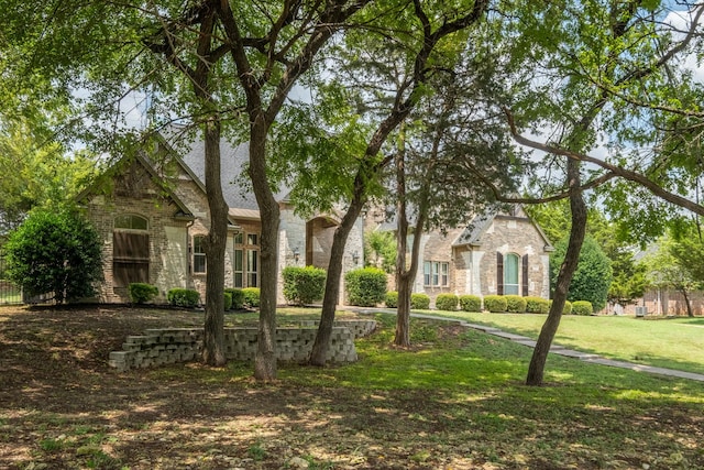 view of front of property featuring a front yard