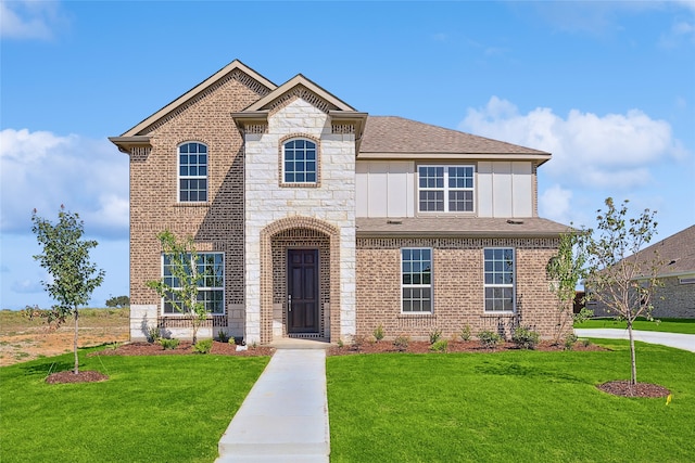 view of front of property featuring a front lawn