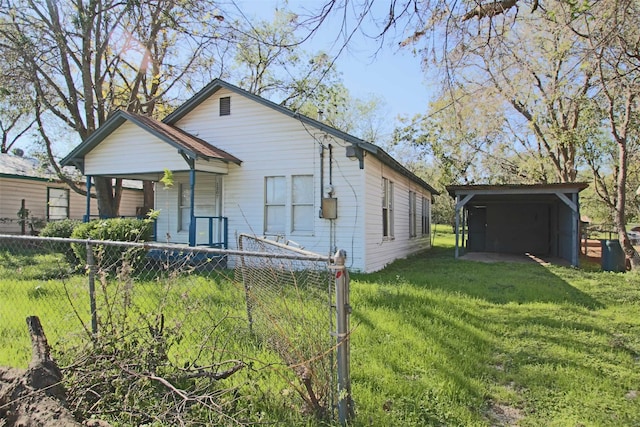 view of front of house featuring a front lawn and a carport